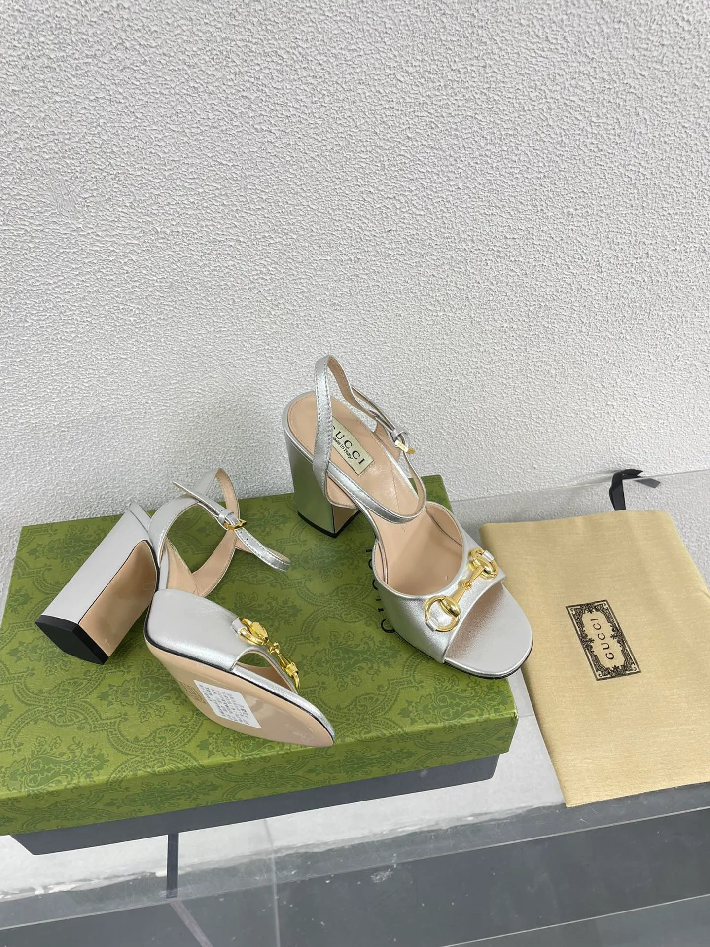 👟👟Ex-factory price 520👟👟 Classic Gucci sandals 💰 Popular 🔥 single product brown, upper made of lambskin, classic logo💪 Exquisite double G diamond buckle hardware, Italian imported genuine leather outsole💯 Sheepskin lining, feet, classic hardware buckle, original custom code number: 35 36 37 38 39 40 41 42 (order 40 41 42) with original packaging